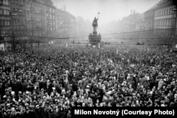 Демонстрация у памятника Святому Вацлаву в Праге во время траурной церемонии