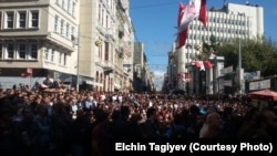 Analar hər həftə yağışa, qara baxmadan burada toplaşırlar. Foto: Elçin Tağıyev