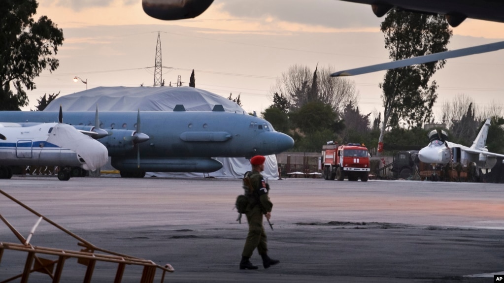 Një polic ushtarak rus patrullon në bazën ajrore Khmeimim në mars 2016. Hamilton thotë se është ende e paqartë nëse bisedimet midis Rusisë dhe HTS janë "për të siguruar një tërheqje të rregullt të forcave ruse nga Siria ose për të siguruar që Rusia mund të mbajë bazat e saj atje".