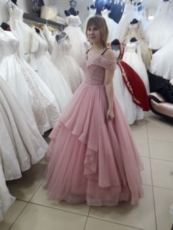 Дарья Лысенко, выпускница школы в Уральске, в купленном для выпускного бала платье. Фото из личного архива.