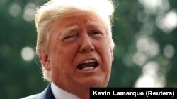 Президент США Дональд Трамп общается с репортерами у Белого дома, август 2018 года.
