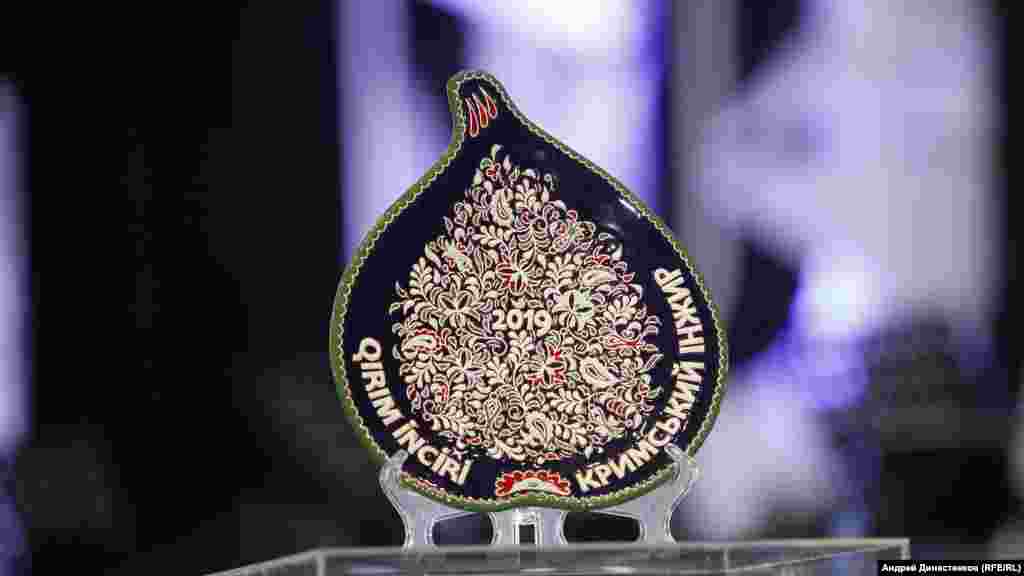 Головний приз для переможця у номінації &ndash; ексклюзивна керамічна робота майстра Рустема Скибіна