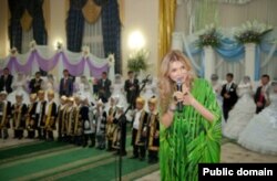 Гульнара Каримова, дочь президента Узбекистана, выступает на благотворительной акции «Тысяча свадеб» в 2012 году.