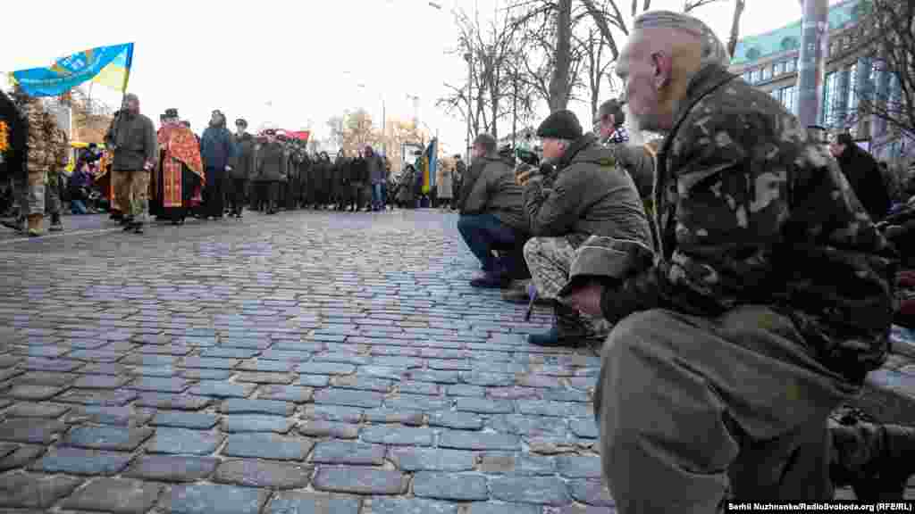 В останній шлях бійця люди проводжали на колінах