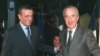Fostul premier francez Edouard Balladur (dreapta) și fostul ministru al Apărării, Francois Leotard, la Paris în februarie 1998