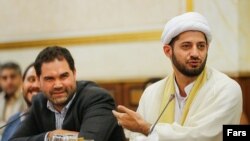 جلیل محبی (سمت راست)