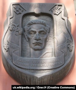 Меморіальна дошка в пам'ять про Дмитра Донцова (1883–1973) у місті Мелітополі Запорізької області, де він народився