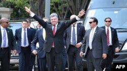 Poroshenko waves to well-wishers gathered outside the White House as he arrives to meet with U.S. President Barack Obama.