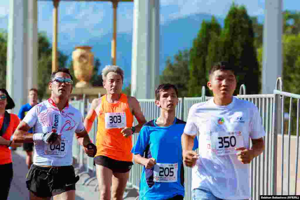 Конец первого бегового этапа, бег на четыре километра. Парк Первого президента в Алматы, 2 августа 2015 года.