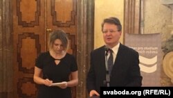 Вінцук Вячорка і перакладчыца Крысьціна Шыянок падчас цырымоніі ўзнагароджаньня. 