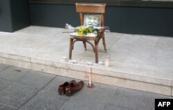  Чичо Мишо цялостен живот е лъскал обувки по улиците на Сараево, даже и по време на обсадата, в която е оживял. Тази самоделна апаратура е основана в негова памет след гибелта му през 2014 година 