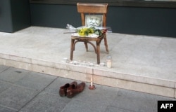 Чичо Мишо цял живот е лъскал обувки по улиците на Сараево, дори и по време на обсадата, в която е оцелял. Тази самоделна инсталация е създадена в негова памет след смъртта му през 2014 г.