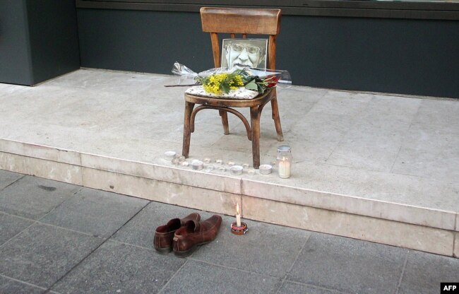 Чичо Мишо цял живот е лъскал обувки по улиците на Сараево, дори и по време на обсадата, в която е оцелял. Тази самоделна инсталация е създадена в негова памет след смъртта му през 2014 г.