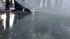 Пошкоджену плівку зі скла на пішохідному мосту у Києві відновлять за добу – Кличко