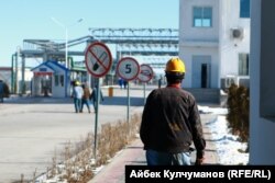 Рабочий на крупнейшем НПЗ в Кыргызстане - «Джунда». Архивное фото.