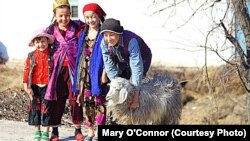 Фото из книги ирландской художницы Мэри О'Коннор "Вверх тормашками. Центральная Азия глазами иностранцев"