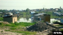 Нөсермен келген судан тұрғындардың үйлері зардап шекті. Шаңырақ, Алматы қаласы, 27 мамыр 2009 ж.
