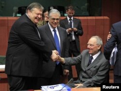 Grčki premijer Lukas Papademos, grčki ministar finansija Evangelos Venizelos sa nemačkim ministrom finansija Volfgangom Šojblom, Brisel, 20. februar 2012.