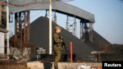 Боевик группировки «ДНР» возле шахты на Донбассе. Ноябрь 2014 года