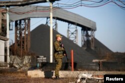 Бойовик угруповання «ДНР» біля вугільної шахти у Нижній Кринці. Листопад 2014 року
