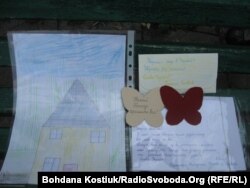 Організована волонтерами акція: діти пишуть листи, малюють малюнки і виготовляють обереги для військових. Вересень 2014 року