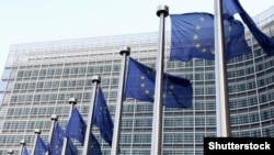 Zastave Evropske unije ispred zgrade Evropskog parlamenta 