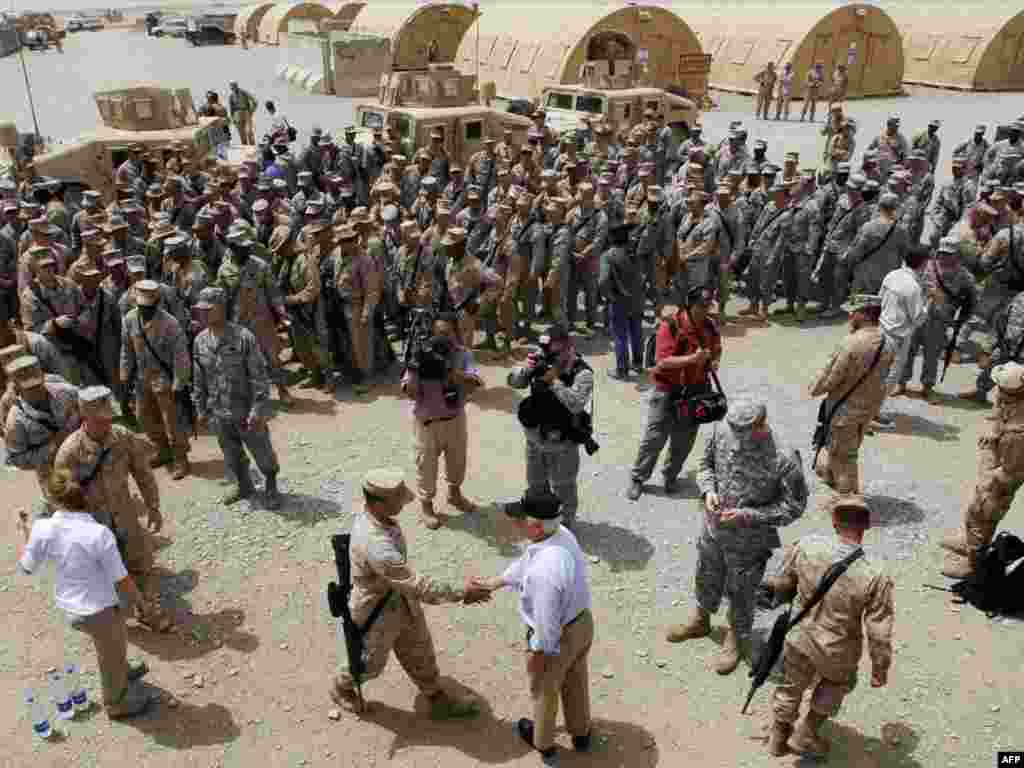 Avganistan - U redu za rukovanje - Ministar odbrane SAD Robert Gates pozdravlja američke marince i druge vojnike u bazi u Avganistanu. Amerikanci planiraju poslati još 21.000 vojnika u ovu zemlju
