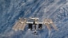 Снимок NASA показывает крупным планом Международную космическую станцию. Фото от 7 марта 2011 сделано с борта корабля Дискавери