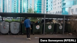 Астана аудандарының бірінде тұрған қоқыс контейнерлері.