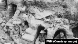 Британцы отдыхают в траншеях во время битвы на Сомме. Франция, 1916 год