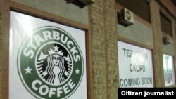 Toshkentda KFC va Starbucks brendlari surati tushirilgan va yoniga uch tilda“Tez kunda”, “Skoro”, “Coming soon” degan yozuv yozilgan bannerlar.