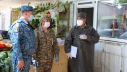 Ош қаласындағы дәрігер мен полиция өкілдері. Көрнекі сурет.
