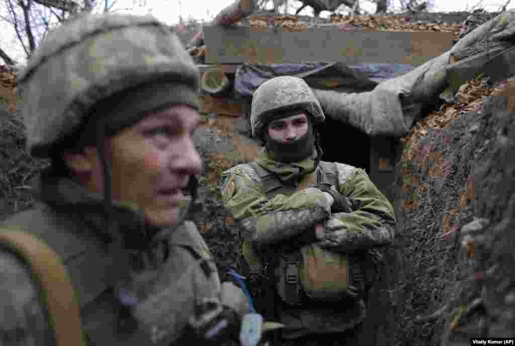 УКРАИНА - Двајца припадници на украинската армија се убиени во источна Украина, соопшти украинската војска, на само една недела пред клучниот самит во Париз на кој уште еднаш ќе се направи обид за завршување на војната во оваа земја.