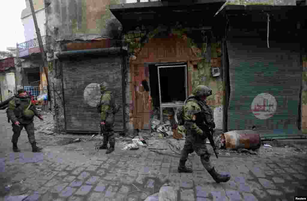 Russian soldiers walk in the Old City of Aleppo, Syria. (Reuters/Ali Hashisho)