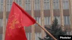 Armenia -- An Armenian Revolutionary Federation flag flying against the backdrop of the Constitutional Court building in Yerevan on January 12 2010..