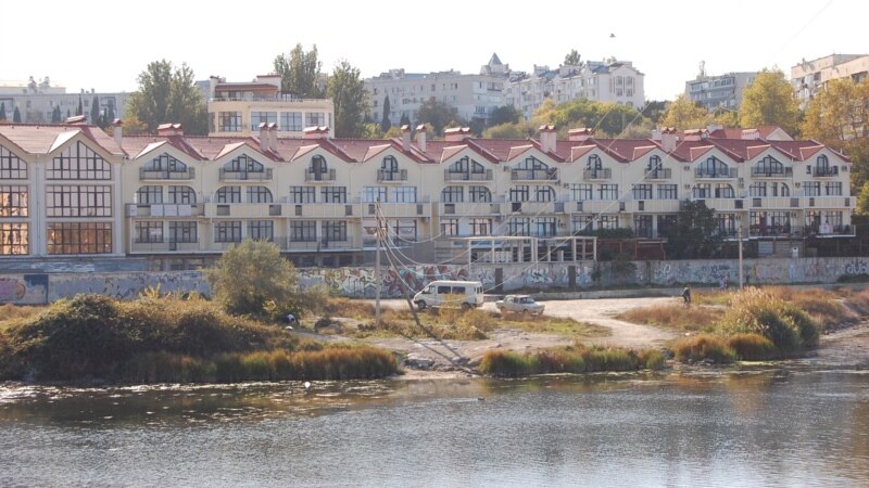 Севастопольцы требуют построить поликлинику вместо яхт-клуба (+фото)