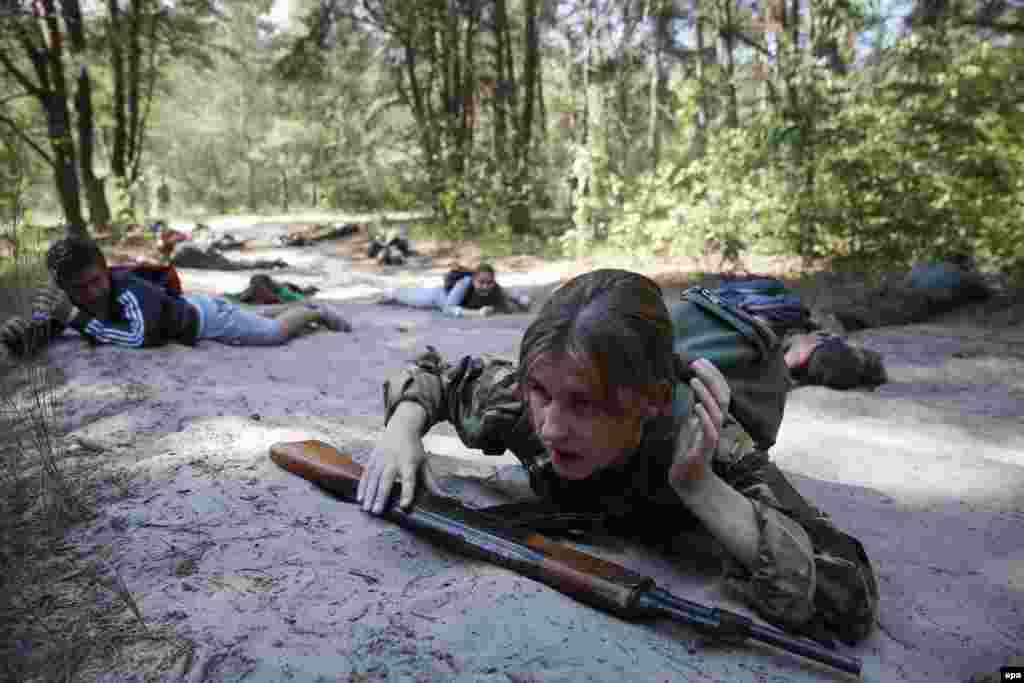 Civilians hold dummy weapons during a tactical military training session in Kyiv organized by volunteers who have returned from Ukraine&#39;s eastern regions. (epa/Roman Pilipey)