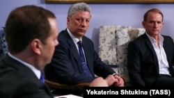 Ukrainian politicians Yuriy Boyko (center), and Viktor Medvedchuk (right) meet with Russian Prime Minister Dmitry Medvedev in Moscow in March.