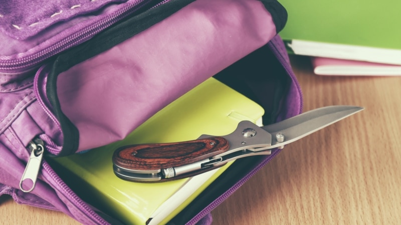 V Podmoskovju najstnik z nožem napadel šolarje v Odincovu, poročajo o ranjenih in mrtvih