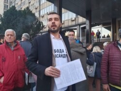 "Sve vreme imamo brutalna kršenja pretpostavke nevinosti Obradovića i brutalne pritiske od strane visokih državnih zvaničnika", ističe Manojlović