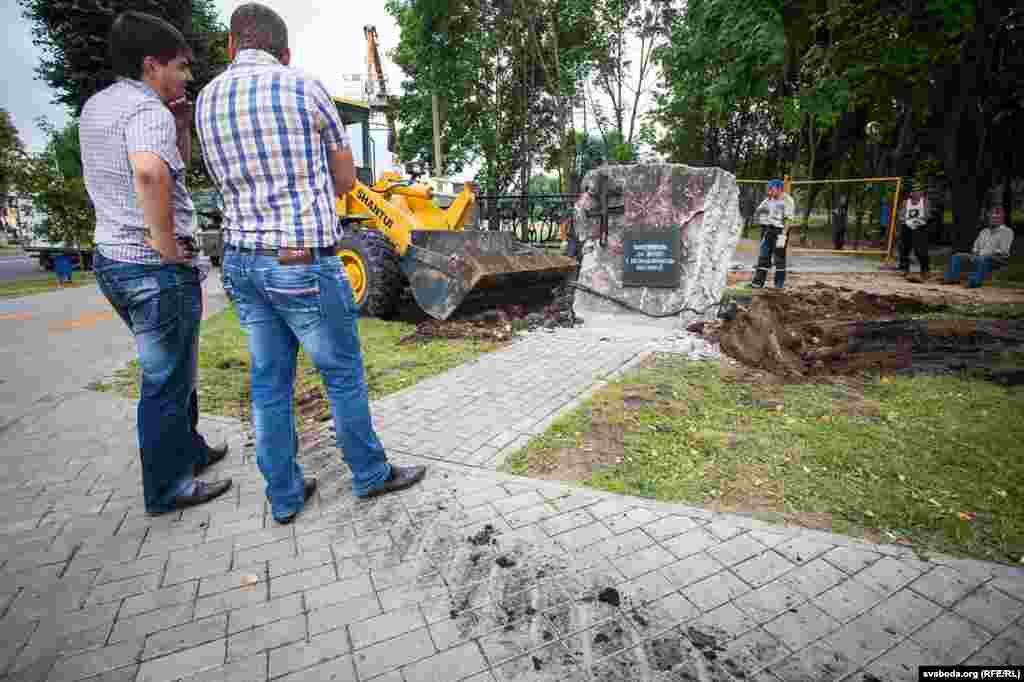 Помнік «Пакутнікам за волю і незалежнасьць Беларусі» ў Маладэчне разбурылі падчас яго чарговага пераносу 28 чэрвеня. Фота Siarhiej Leskieć