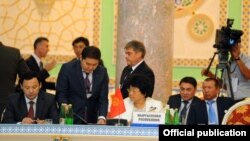 Роза Отунбаева на юбилейном саммите стран СНГ, 3 сентября 2011, Душанбе.