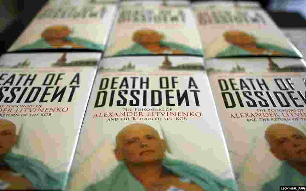 Cartea &bdquo;Moartea unui disident&rdquo;, de Alex Goldfarb și Marina Litvinenko, prezentată la o conferință de presă cu ocazia lansării acesteia la Asociația de presă străină din Londra, pe 19 iunie 2007. În&nbsp; cadrul conferinței de presă, soția lui Litvinenko a vorbit despre problemele sale de sănătate și&nbsp; investigația în desfășurare pentru găsirea celor care i-au otrăvit soțul.