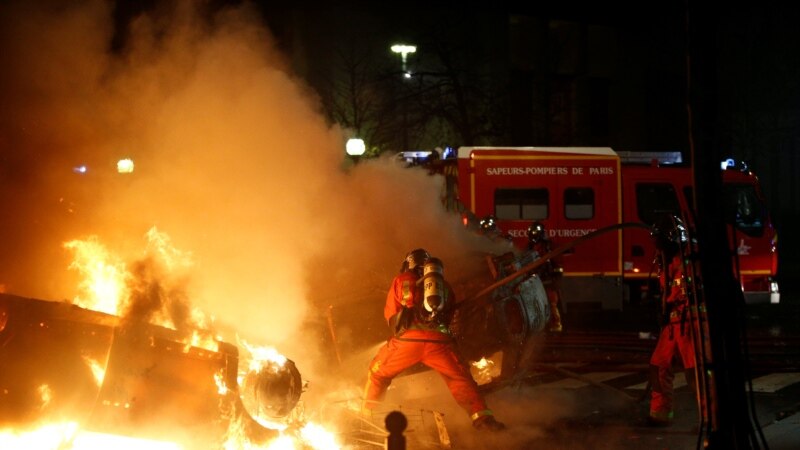 Најмалку 55 повредени, околу 700 уапсени на протестите во Париз