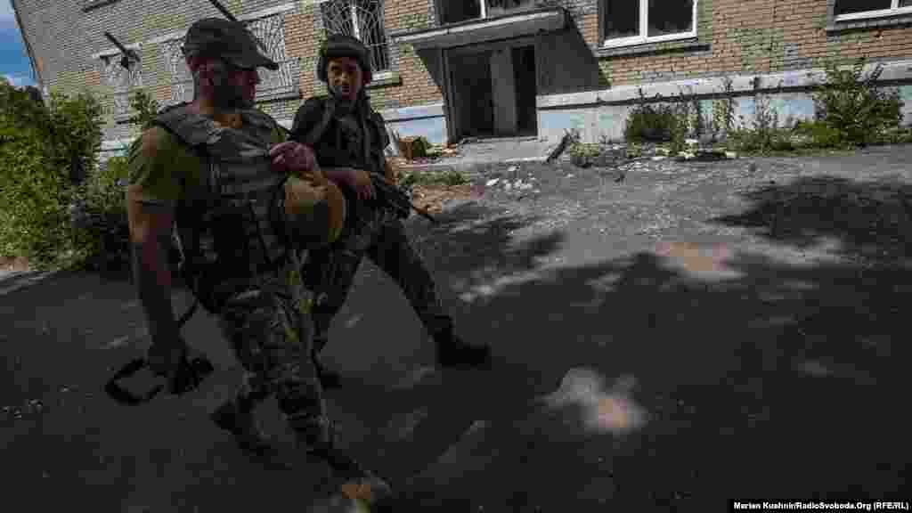 Йдемо в супроводі військових до передових позицій ЗСУ потрощеною артилерією Мар’їнкою