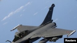 Avion francez de vînătoare Rafale deasupra Mediteranei