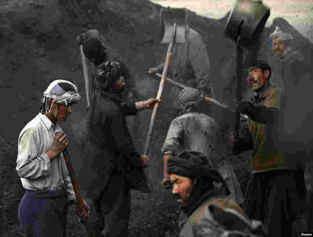 Laborers shovel coal onto a truck in Kabul. (Reuters/Mohammad Ismail)