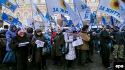 Ілюстраційне фото. Вкладники банків, що луснули, протестують під будівлею Національного банку. Київ, 15 листопада 2016 року