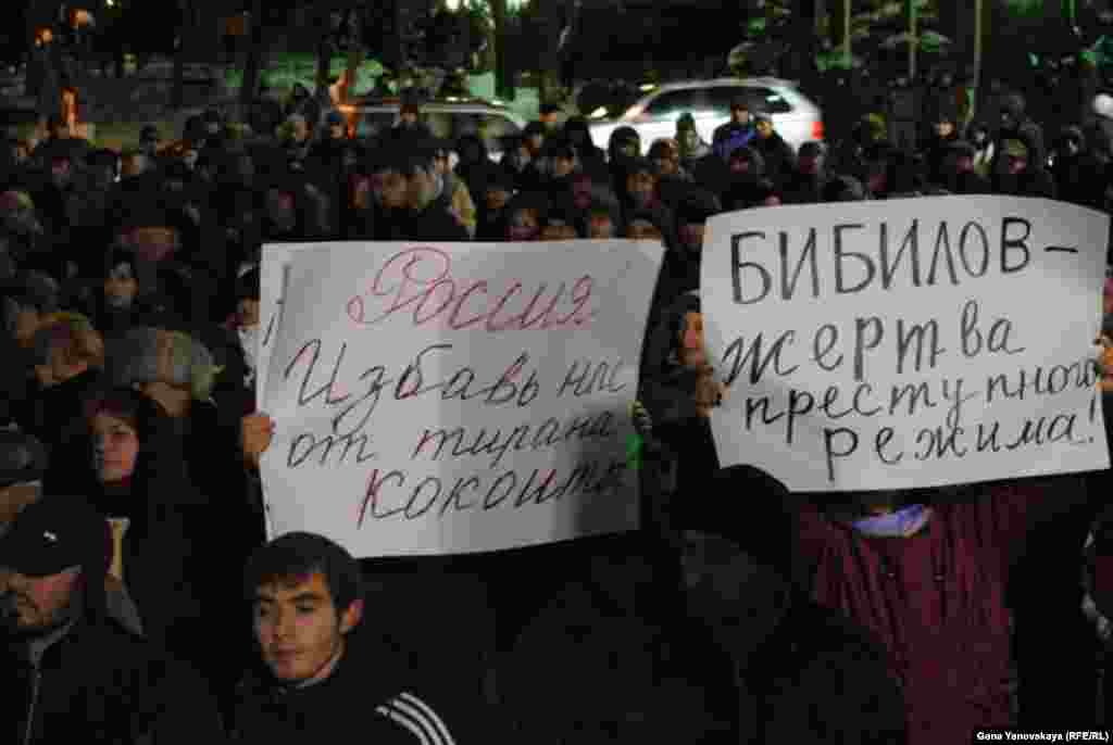 Пока шла пресс-конференция, сторонники Аллы Джиоевой разбили палатки на центральной площади, разожгли костры
