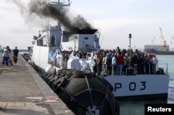 Врятовані у Середземному морі мігранти з Лівії прибувають до італійського порту, 23 квітня 2015 року